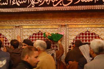 لقطات صورية لمراسيم عاشوراء من داخل العتبة الحسينية المقدسة