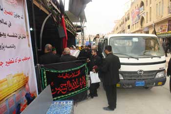 الأمانة العامة للعتبة الحسينية المقدسة تشارك المواكب الحسينية بتوزيع المواد الغذائية