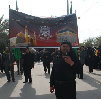 العتبة العلوية تشارك في موكب عزاء احياء ليوم مدفن الامام الحسين في كربلاء