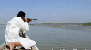 قناصون قطريون يرفضون قراراً بمغادرة العراق