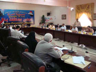 قوة امريكية قادمة من الكويت تقتحم نقطة تفتيش على طريق بابل - بغداد وتمزق العلم العراقي