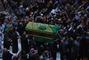 توافد مواكب العزاء الى الصحن الحسيني لإحياء ذكرى استشهاد الإمام الحسن المجتبى (عليه السلام)