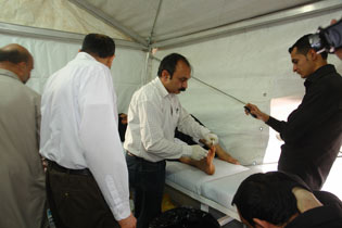 مشاركة اطباء اختصاصيين اجانب وعراقيين في تقديم العلاج لزوار الامام الحسين والعتبة الحسينية توفر سيارة على شكل مستشفى متكامل