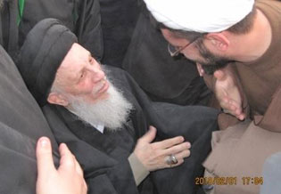 المرجع الديني آية الله السيد محمد سعيد الحكيم يشارك زوار الامام  الحسين بالمسير صوب كربلاء