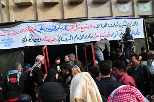 مواكب عزاء تستنكر بطريقتها الخاصة تطاول العريفي على مقام المرجعية الدينية (تقرير مصور)