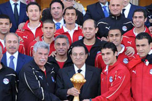 الرئيس المصري  يمنح منتخب بلاده  أعلى وسام مصري