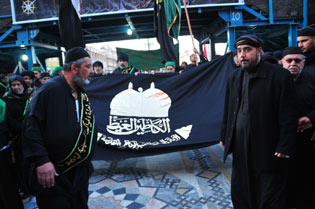 موكب اهالي الكاظمية يقدم راية الامامين الكاظم والجواد عليهما السلام الى العتبة الحسينية وسط اجواء ايمانية (تقرير مصور)