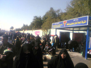 الوزارات الساندة تسحب حافلاتها من كربلاء وشوارع المدينة المحيطة مازالت تكتظ بالزائرين