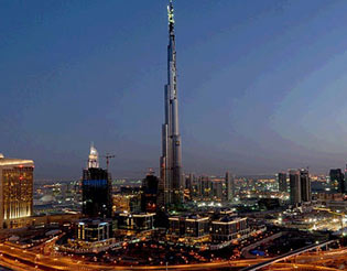 اقفال برج خليفة بدبي على اثر عطل مصعده وحجز 15 شخصا داخله