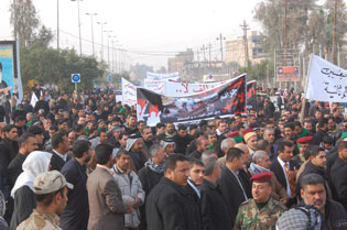 تظاهرة في كربلاء احتجاجا لاشراك البعثيين في الانتخابات القادمة (مع تقرير مصور)
