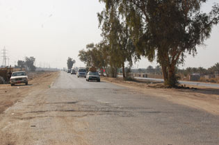 حفرة وسط شارع عام في طريق كربلاء بغداد تودي بحياة مواطنين من دون معالجات (تقرير مصور)