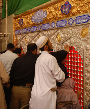 نصب شباكين جديدين من الذهب والفضة الخالصة في موقع مذبح الامام الحسين عليه السلام