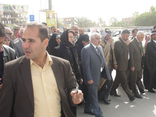 وزير حقوق الانسان العراقية تشارك بتشييع رمزي في كربلاء وتؤكد تشكيل لجنة عراقية أمريكية للنظر في جريمة بلاك ووتر