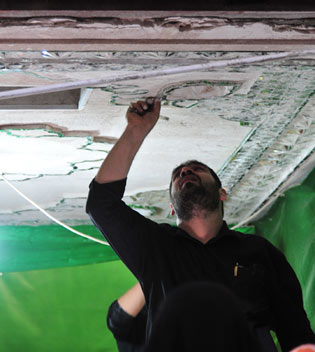 لاول مرة في العتبة الحسينية المقدسة ادخال المرايا الملونة في عملية تزجيج سقوف ابواب الحرم المطهر