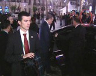 رئيس الوزراء التركي يتعرض الى هجوم بفردة حذاء من قبل احد الاكراد في اسبانيا