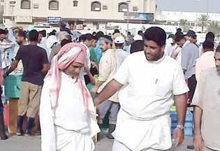 نصف سكان السعودية اجانب أكثر من 8 ملايين عامل أجنبي في المملكة (تقرير)