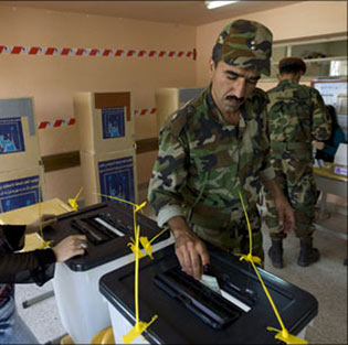 كربلاء تشهد عملية الاقتراع الخاص لمنتسبي الاجهزة الامنية والصحية والمرضى والمعتقلين وسط اجراءات امنية مشددة