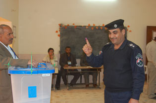 موقع نون ينشر صور من التصويت الخاص الذي جرى لمنتسبي الجيش والشرطة في كربلاء