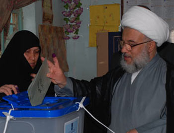 ممثل المرجعية الدينية العليا في كربلاء يدلي بصوته بالانتخابات التشريعية