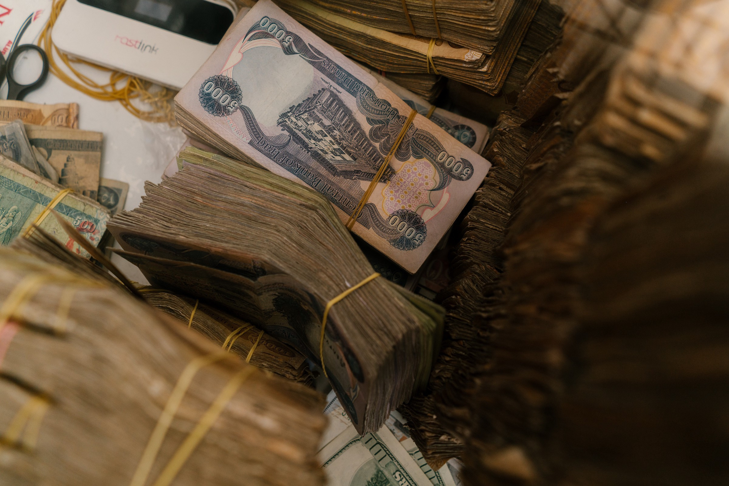 نائب: تأخير صرف رواتب موظفي الدولة امر غير مقبول ويجب صرفها باسرع وقت