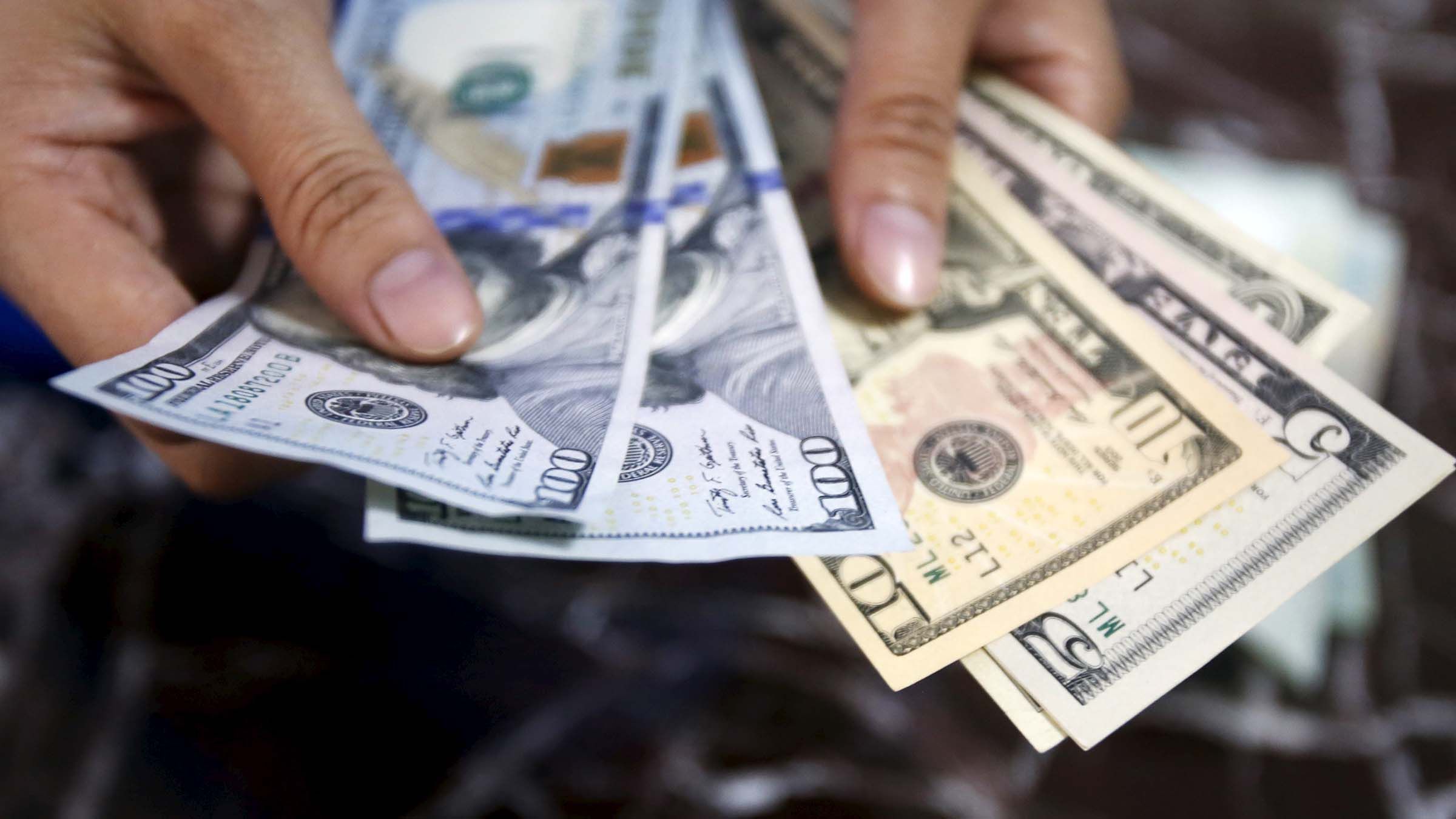 انخفاض اسعار صرف الدولار امام الدينار العراقي في الاسواق المحلية