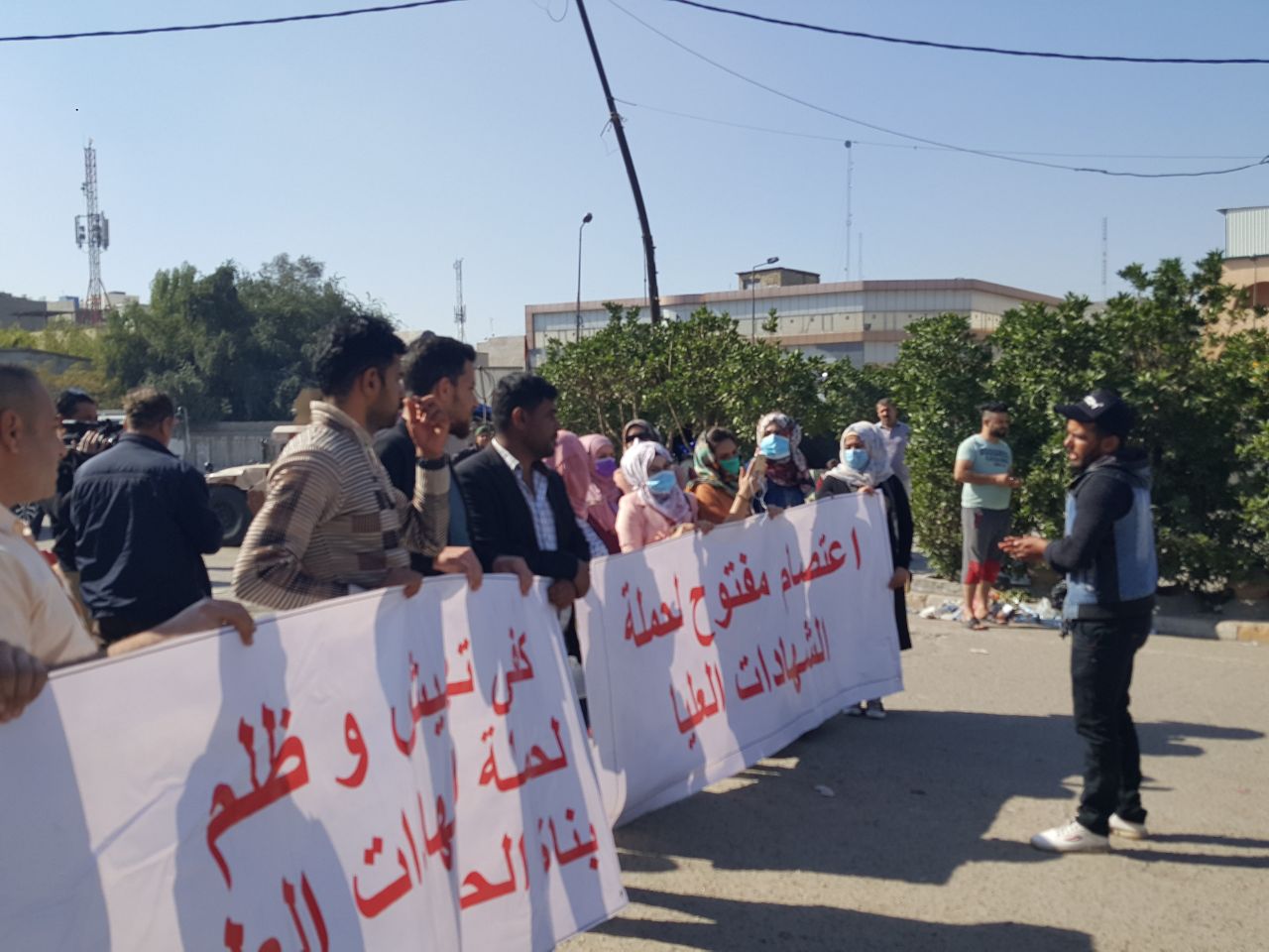 بالصور.. حملة الشهادات العليا يطالبون الحكومة المركزية بتنفيذ "قانون عراقي"