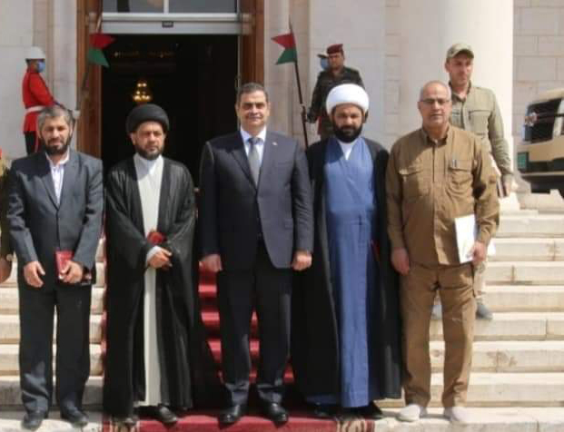 بالتفاصيل.. هذا ما جرى خلال اجتماع وزير الدفاع بقادة حشد العتبات المقدسة (صور)