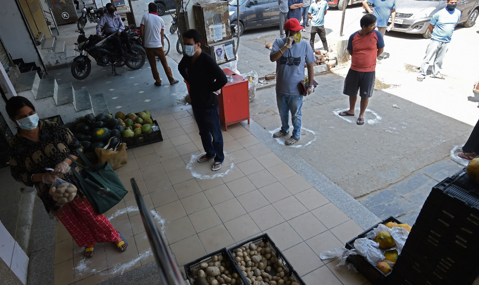 كورونا.. دراسة حديثة تنسف قواعد "المسافة الآمنة"