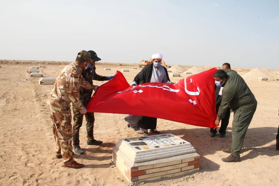 بهذه الطريقة يتم دفن "ضحايا كورونا" في مقبرة وادي السلام (صور)