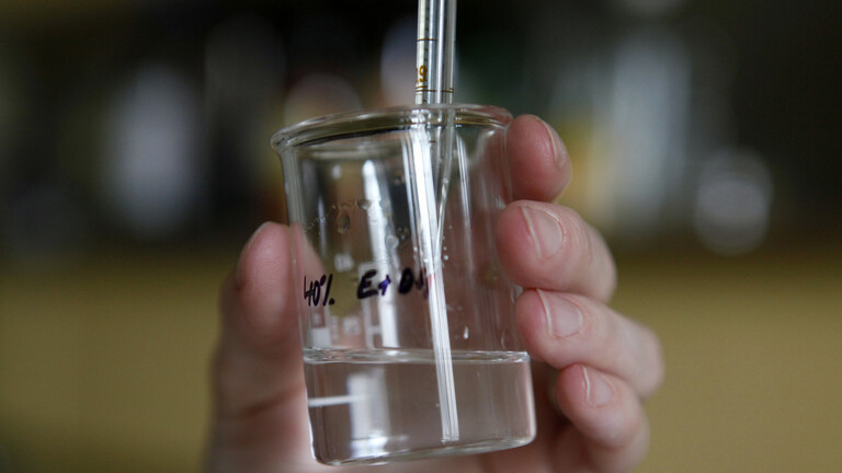 تسمم أكثر من 5 آلاف شخص بإيران جراء تناول كحول الميثانول ظنا أنها تحمي من كورونا