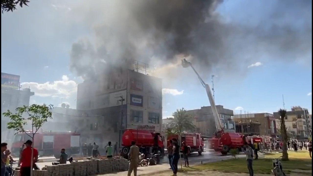 بالفيديو.. اندلاع حريق داخل مجمع تجاري وسط كربلاء