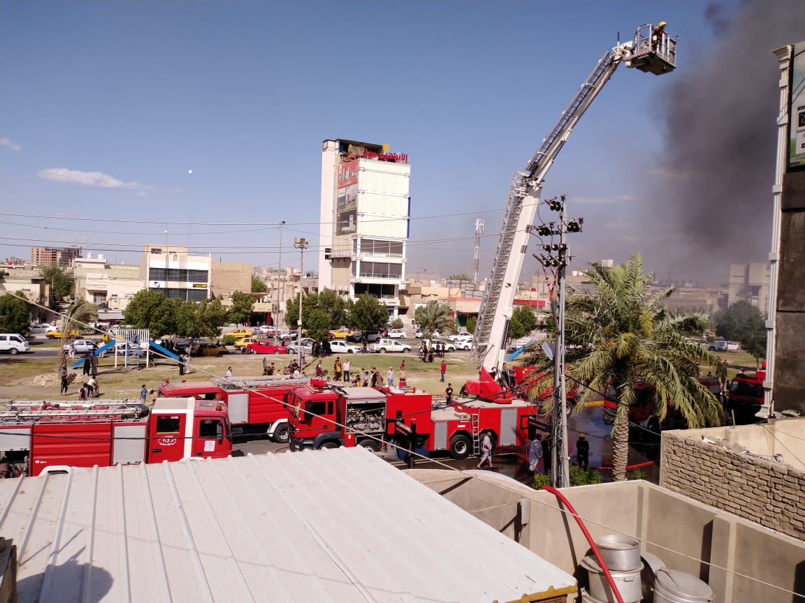 بالفيديو.. سقوط شخصين احدهما رجل بالدفاع المدني من اعلى المجمع التجاري المحترق في كربلاء