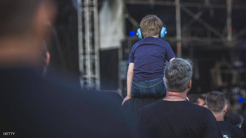 هل تضع سماعات بأذنيك طويلا؟ هذا ما حدث لطفل بالعاشرة