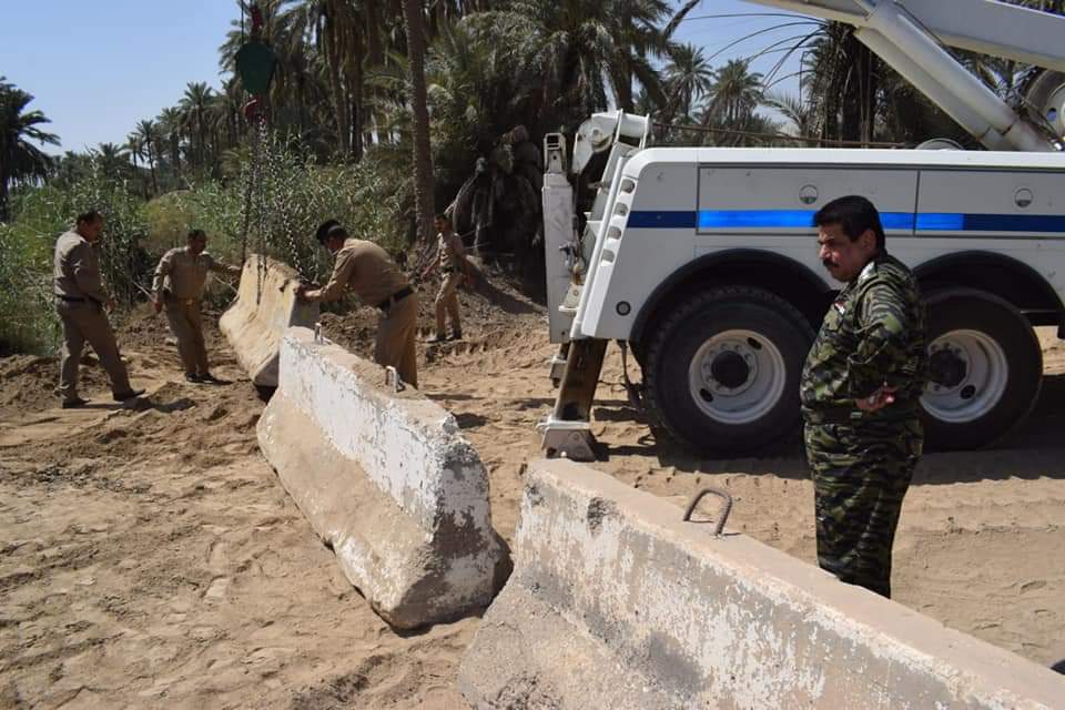 الكوفة تقطع الوصل عن الديوانية بالكونكريت (صور)