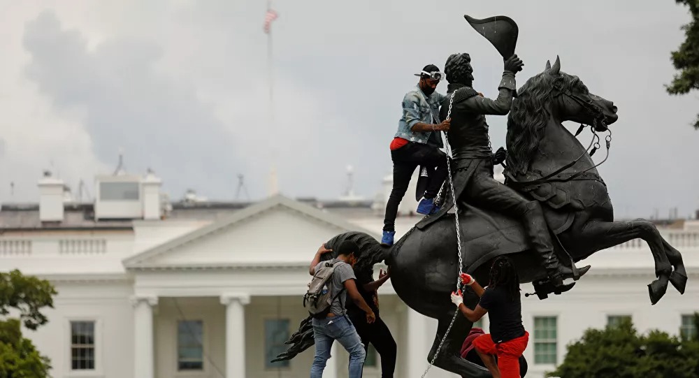 ترامب يصدر قرارا بعقوبة قاسية لمخربي التماثيل والنصب خلال الاحتجاجات