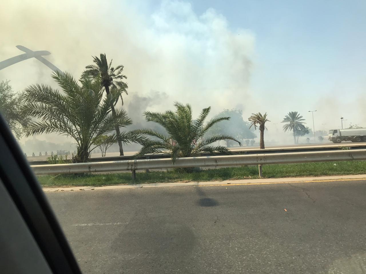 بالصورة .. اندلاع حريق وسط المنطقة الخضراء والدفاع المدني يتدخل