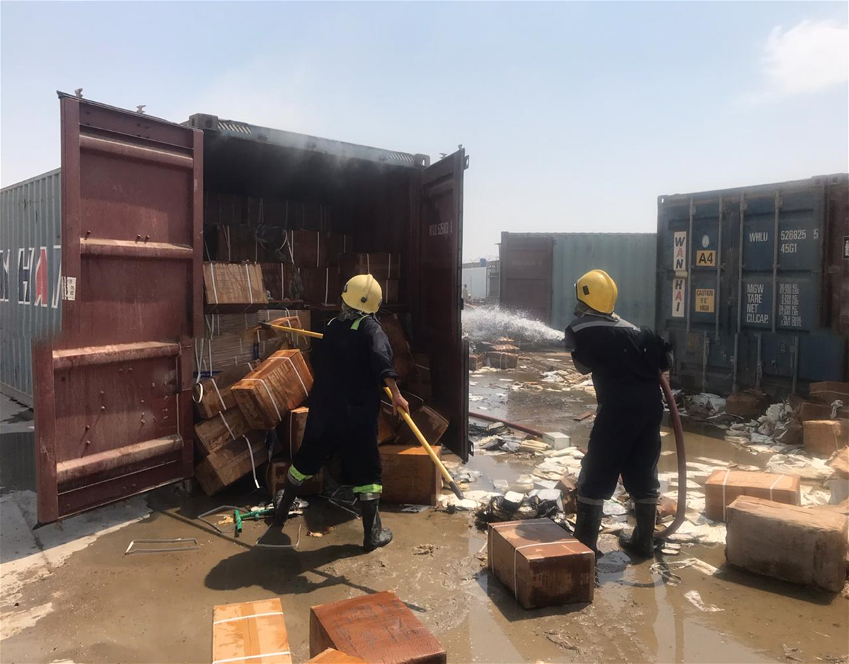 إخماد حريق داخل حاوية كمامات في البصرة (صور)