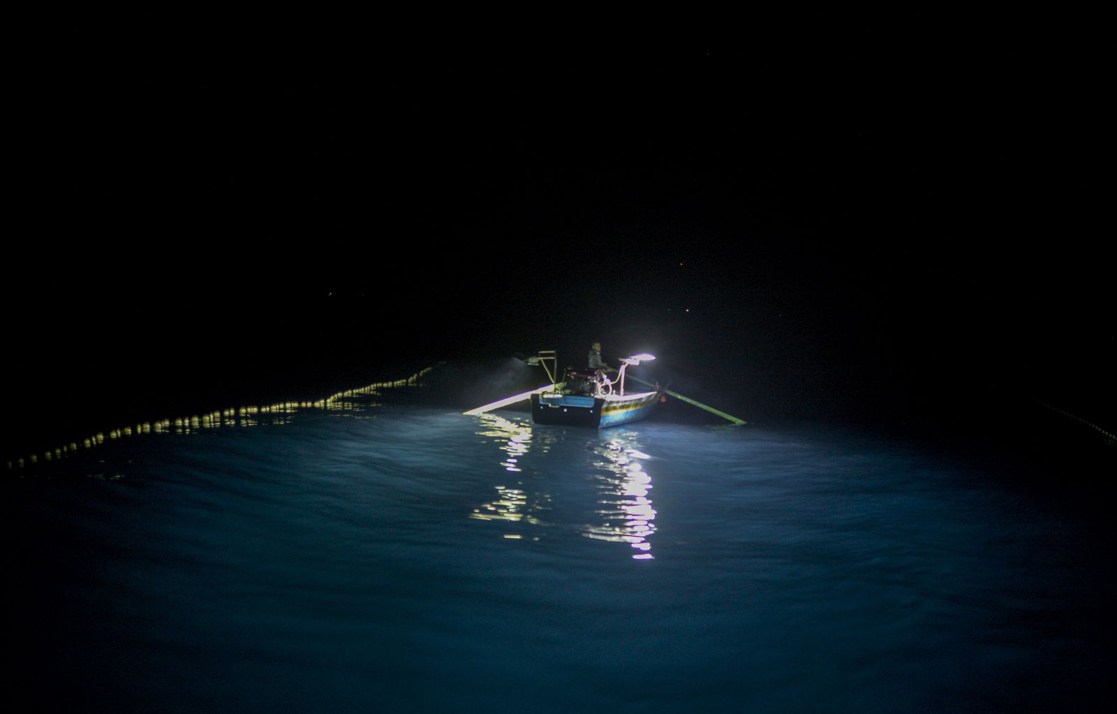 داخل المياه العراقية..  قوة كويتية تعترض البحرية العراقية (فيديو)