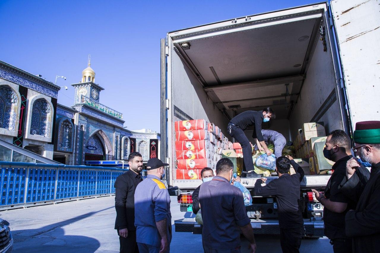 في محرم.. سلال غذائية من مرقد الامام الحسين (ع) الى العوائل المتعففة والفقيرة في كربلاء (صور)