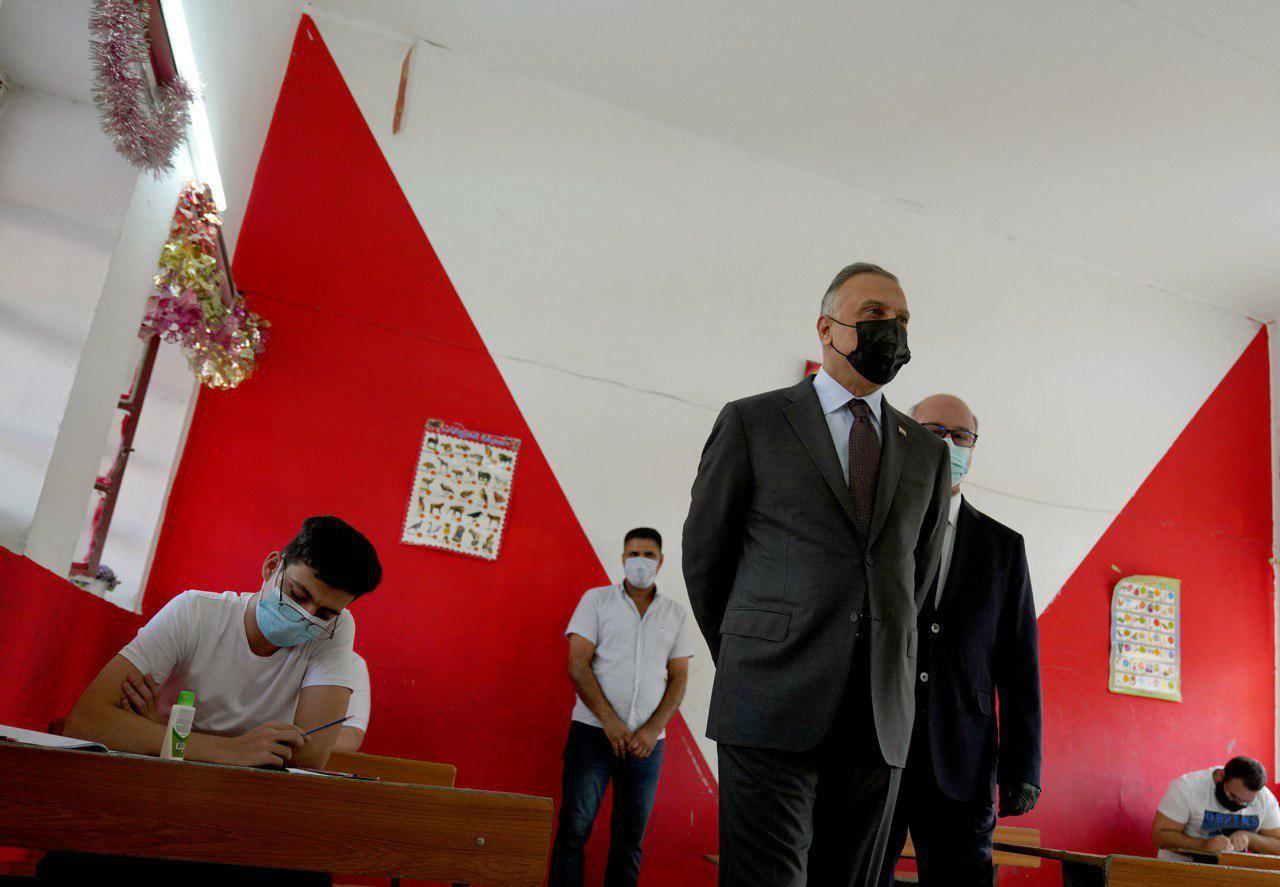 الكاظمي يحث على مراعاة الظروف الصحية خلال زيارته عددا من المدارس