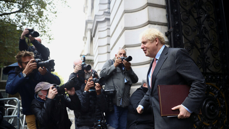 جونسون يكشف سبب القفزة بحصيلة إصابات كورونا ويتخوف من فصل الشتاء