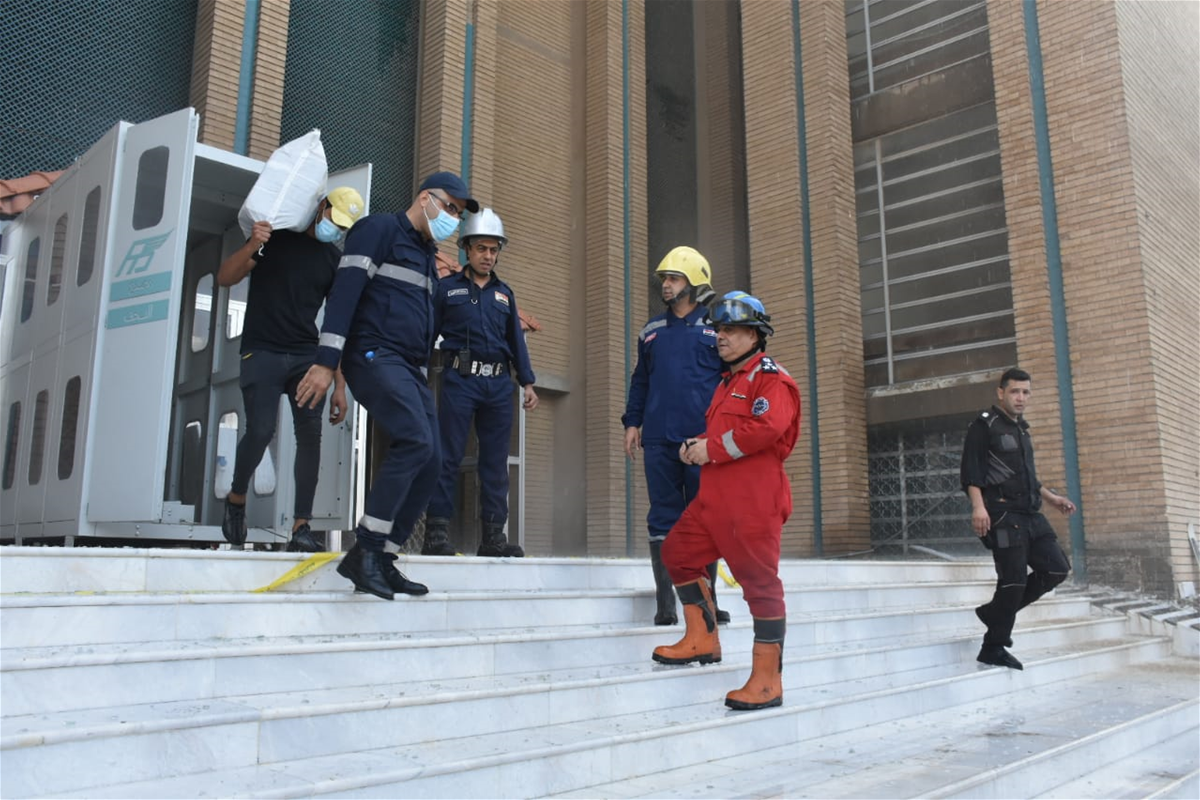 إنقاذ نحو 8 مليارات دينار.. إخماد حريق بهيئة الضرائب وسط بغداد والاخيرة تكشف سبب الحريق (صور)