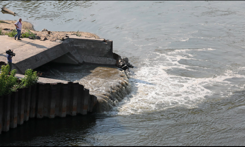 برئاسة الكاظمي.. تشكيل لجنة عليا لمعالجة ملف إلقاء مياه الصرف الصحي في الأنهار