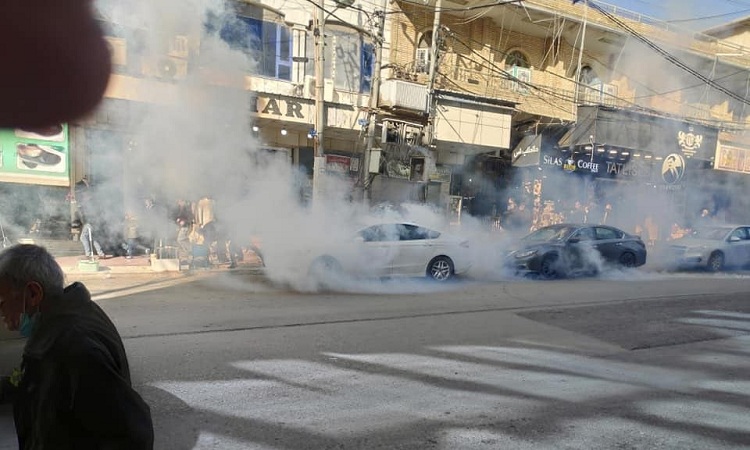 السليمانية.. احتجاجات في شوارع المحافظة والأمن يستخدم الغاز المسيل ويعتقل متظاهرين