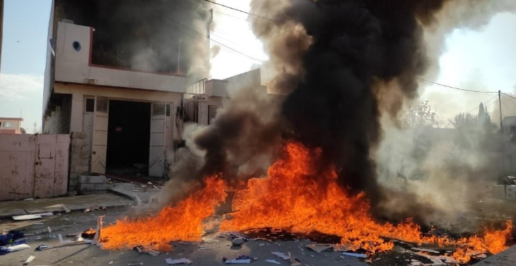 احتجاجات السليمانية: محتجون غاضبون يضرمون النيران في عدة مقرات حزبية (فيديو وصور)