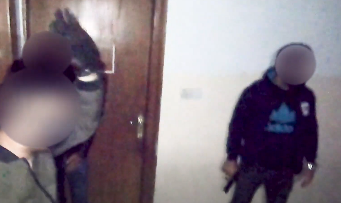 شاهد.. لحظة القاء القبض على تاجر مخدرات بحوزته نصف كغم من الكرستال