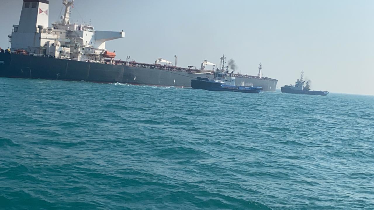 النقل تعلن استمرار عمل الموانئ النفطية وتأمين القنوات الملاحية بشكل كامل