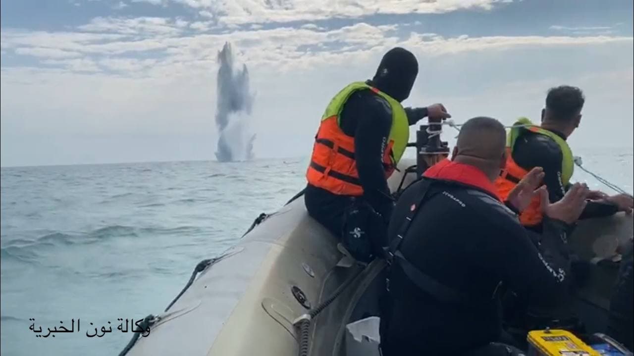 لحظة تفجير لغم ناقلة النفط من قبل القوات البحرية العراقية (فيديو)
