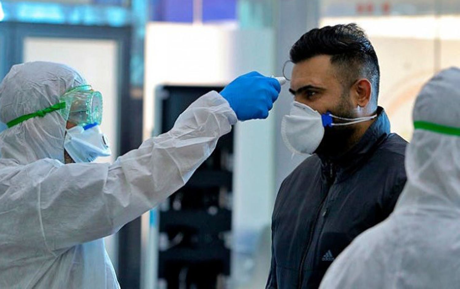 الصحة تحذر من تفشي ظاهرتي المصافحة والتقبيل مجتمعياً وتلوح بالعودة للحظر الشامل