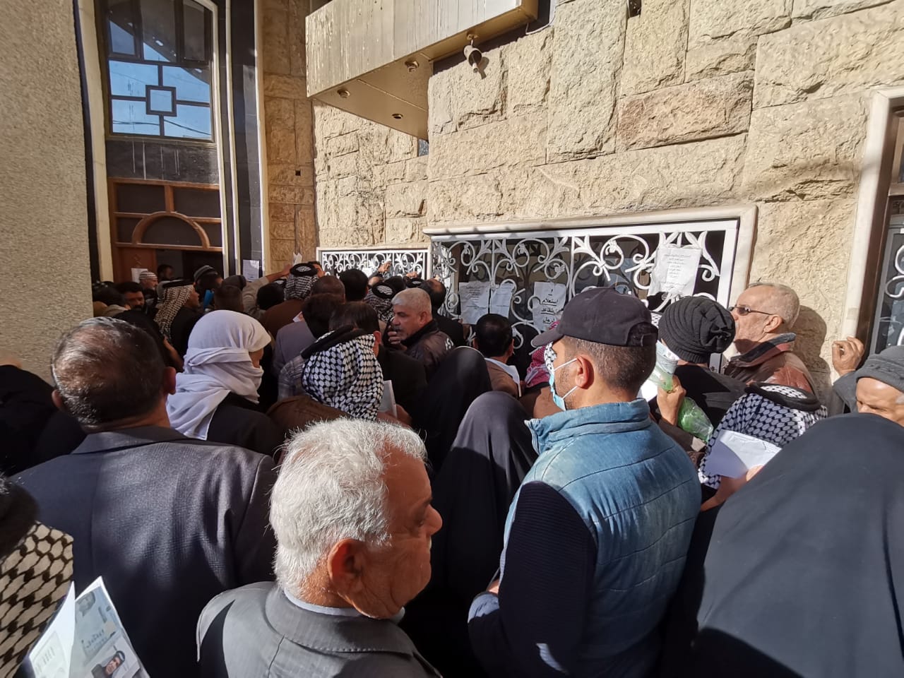 بالصور.. المتقاعدين في زمن الكورونا بكربلاء أثناء استبدال بطاقاتهم